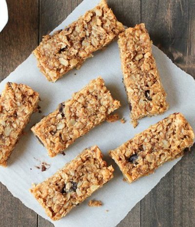 Homemade soft and chewy chocolate walnut granola bars! Delicious and refined sugar-free!