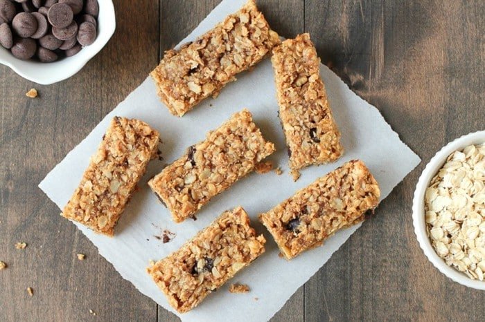 Homemade soft and chewy chocolate walnut granola bars! Delicious and refined sugar-free!
