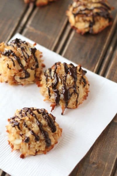 Easy recipe for tasty whole food coconut almond macaroons with no refined sugar!