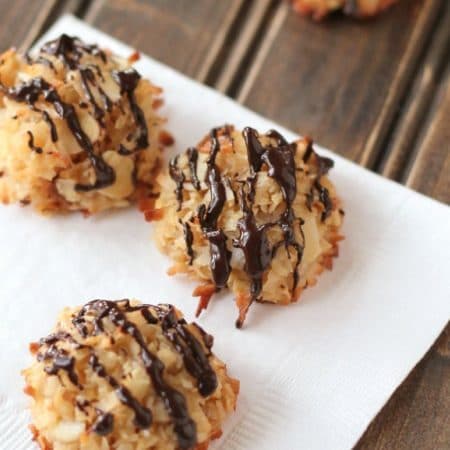 Easy recipe for tasty whole food coconut almond macaroons with no refined sugar!