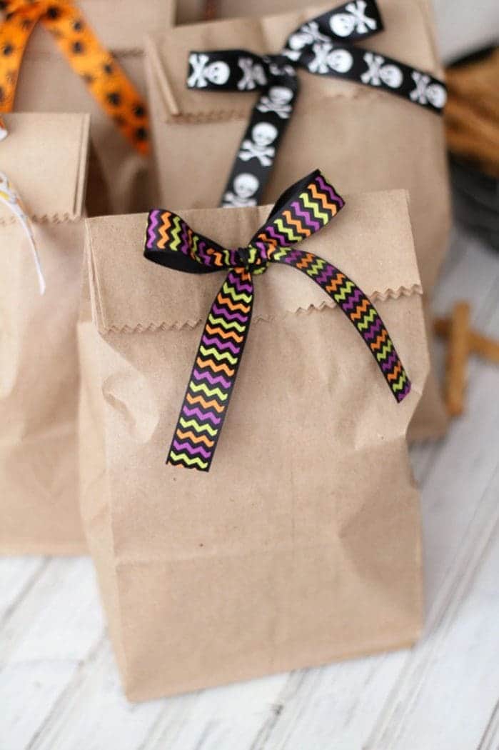 Adorable and easy crafty little treat bags! Make them in just about 10 minutes .