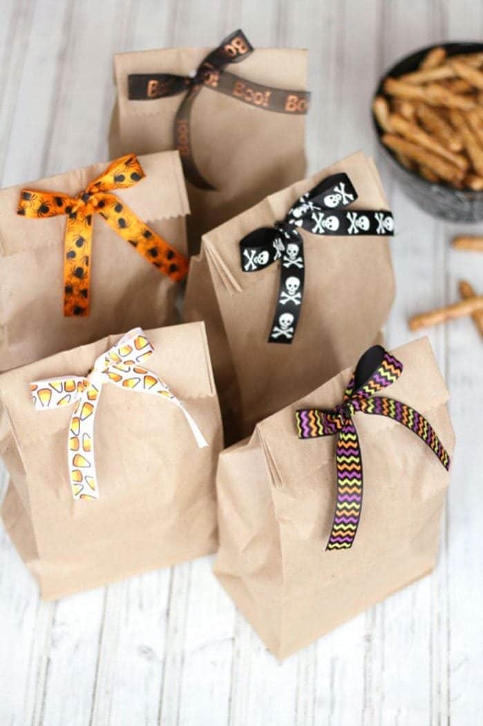 Adorable and easy crafty little treat bags! Make them in just about 10 minutes .