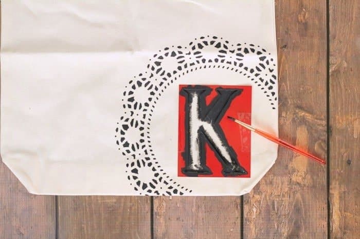 Easy tutor for this adorable DIY monogram tote bag! Add personalization to boring canvas bags in just a few minutes. 