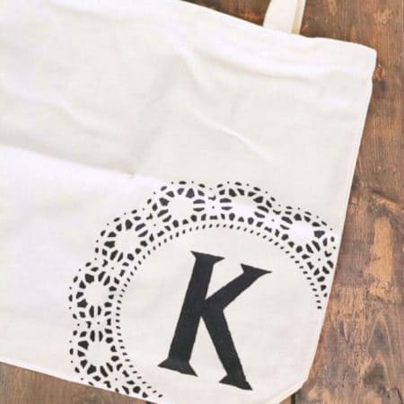 Easy tutor for this adorable DIY monogram tote bag! Add personalization to boring canvas bags in just a few minutes.