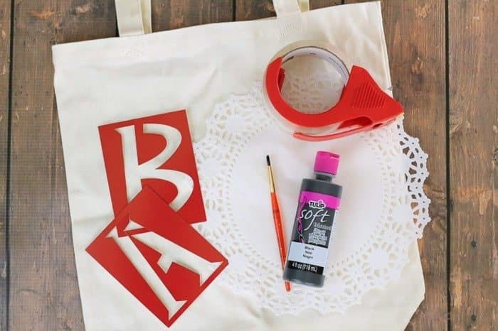 Easy tutor for this adorable DIY monogram tote bag! Add personalization to boring canvas bags in just a few minutes. 