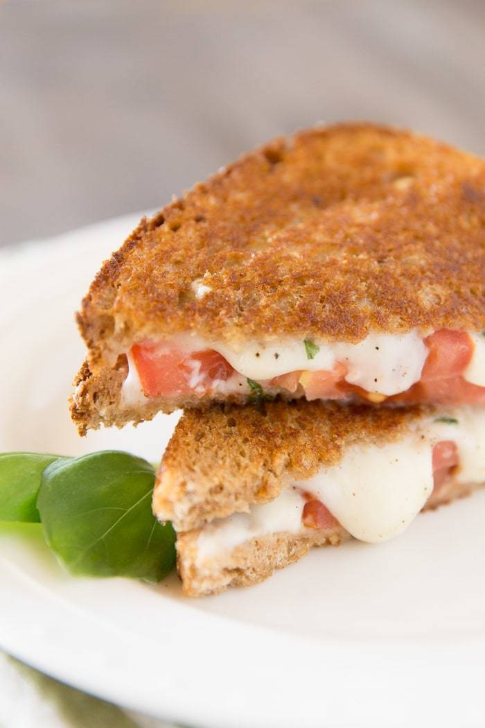 This grilled caprese sandwich is perfect for lunch or dinner. It's quick and easy to prepare and tastes delicious!