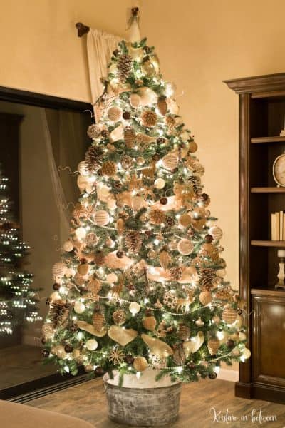The very best Christmas tree decorating tips! Make your tree look incredible!