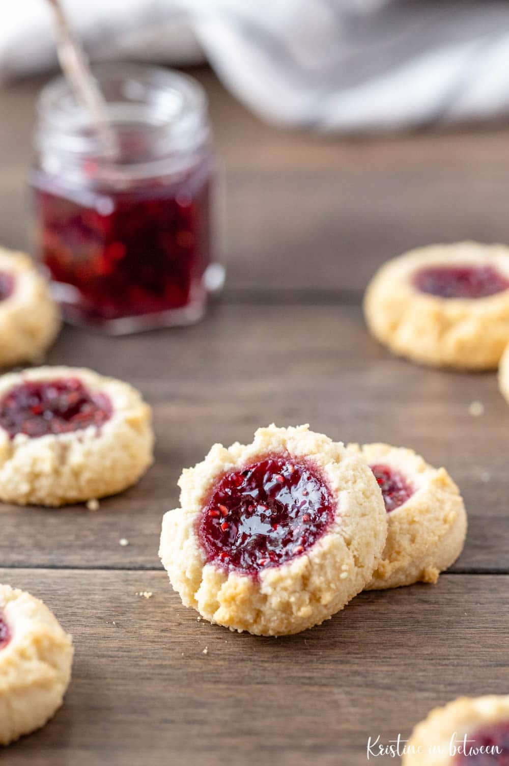 Biscotti di pasta frolla di farina di mandorle senza glutine e senza cereali con marmellata di lamponi!