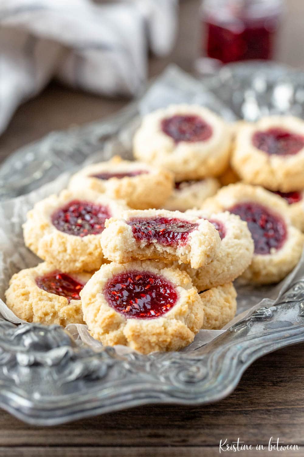  Galletas de mantequilla de harina de almendras sin cereales y sin gluten con mermelada de frambuesa!