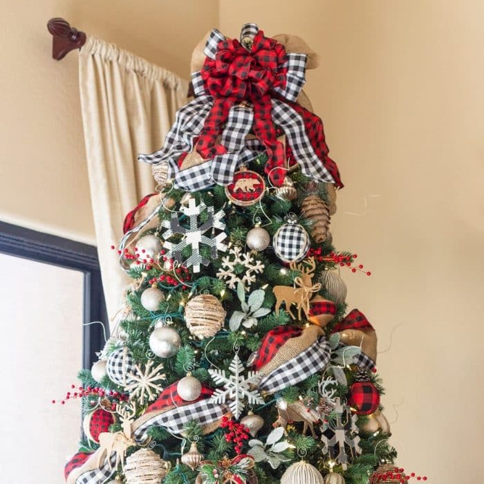 How to decorate a Christmas tree. The best tips and tricks.